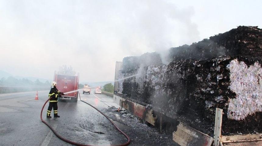 Tem Otoyolunda Hurda Kağıt Y&uuml;kl&uuml; Tır Yandı