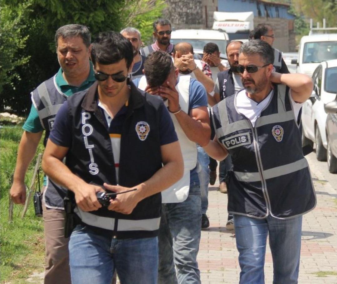 &Ouml;ld&uuml;r&uuml;p Babasıyla G&ouml;md&uuml;, 2 G&uuml;n Sonra Cesedi &Ccedil;ıkartıp Kıyafetlerini Yaktı