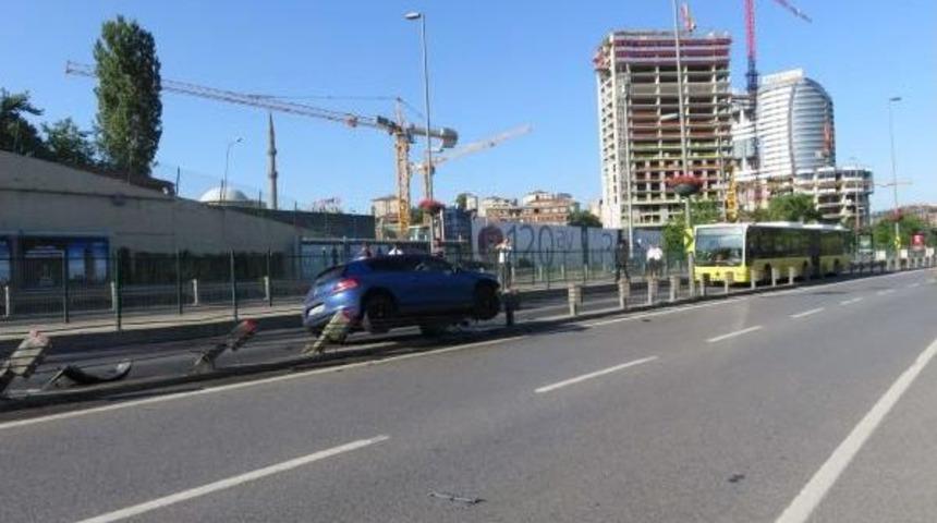 Otomobil Metrob&uuml;s Yoluna Girdi; Seferler Aksıyor (1)