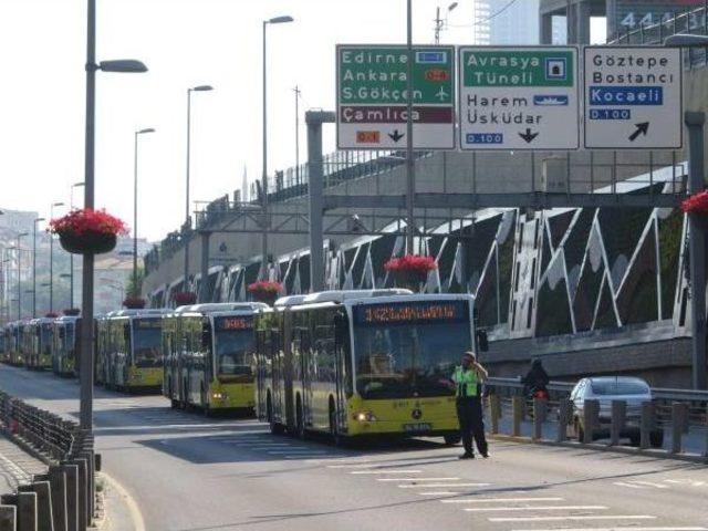 Otomobil Metrobüs Yoluna Girdi; Seferler Aksıyor (1)