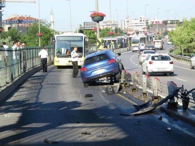 Otomobil Metrobüs Yoluna Girdi; Seferler Aksıyor (1)