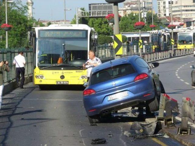 Otomobil Metrobüs Yoluna Girdi; Seferler Aksıyor (1)