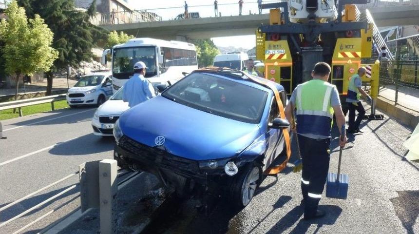 Direksiyon Hakimiyetini Kaybeden S&uuml;r&uuml;c&uuml; Metrob&uuml;s Yoluna Daldı