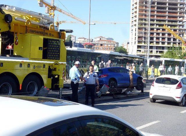 Direksiyon Hakimiyetini Kaybeden Sürücü Metrobüs Yoluna Daldı