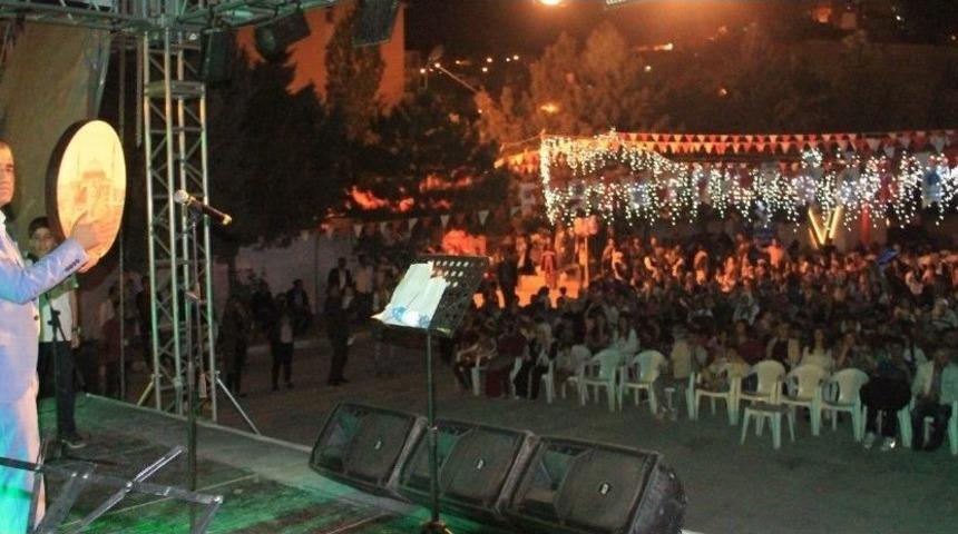 T&uuml;rk&uuml;c&uuml; Aydın&rsquo;dan İlahi Konseri