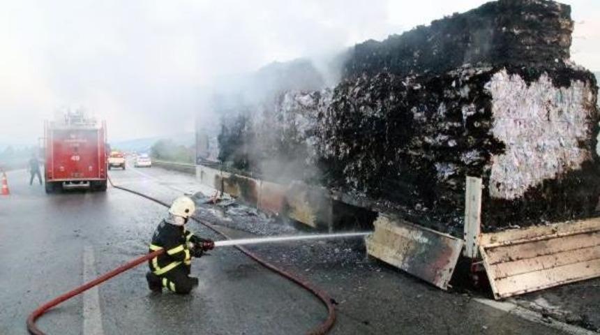 Kağıt Y&uuml;kl&uuml; Tır'da Yangın