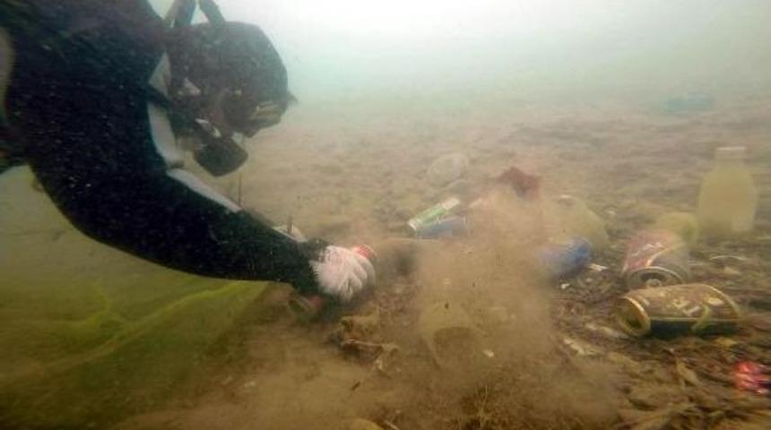 G&ouml;lde Temizlik Yapan Dalgı&ccedil;, Ağa Takılan Balığı &Ouml;p&uuml;p Bıraktı