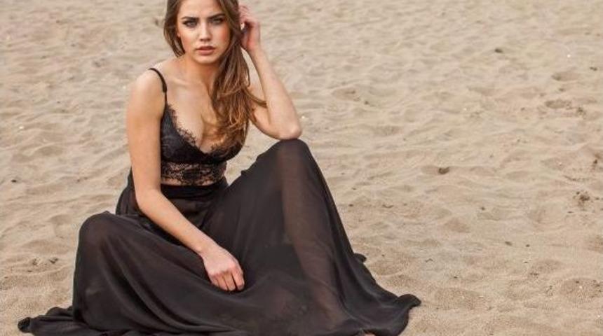 Antalyalı Modacı Plaja Renk Kattı