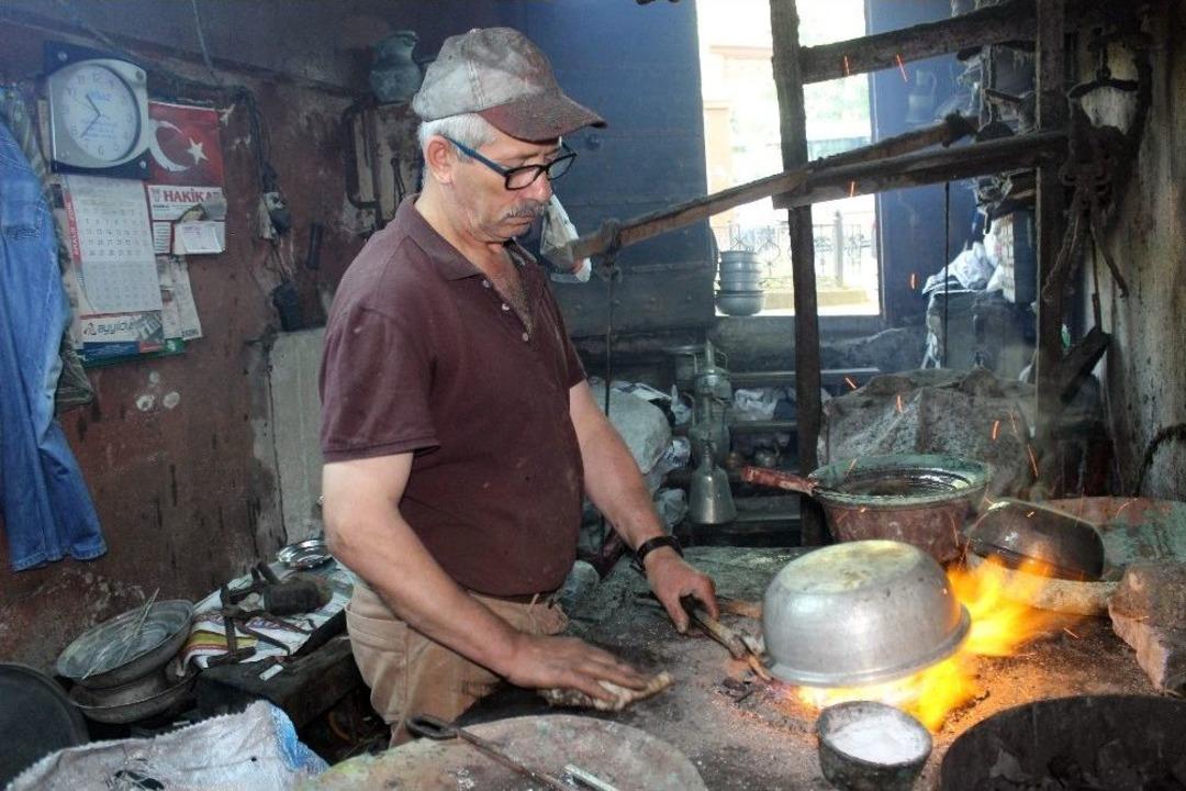 (&ouml;zel Haber) İzmit&rsquo;teki Son Kalaycı, Mesleği Yaşatmak İ&ccedil;in Direniyor