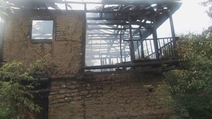 Tosya’da Çıkan Yangın İki Katlı Evi Kül Etti G2