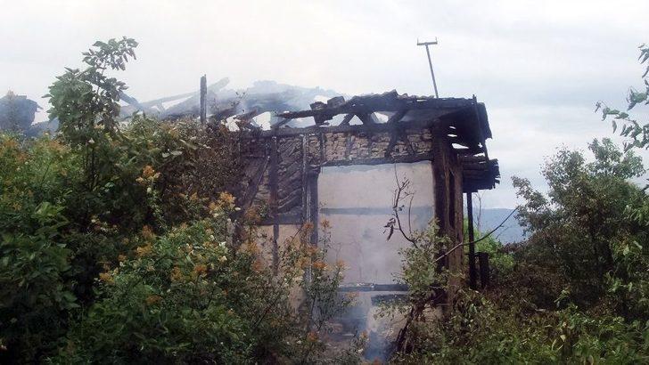 Tosya’da Çıkan Yangın İki Katlı Evi Kül Etti G3