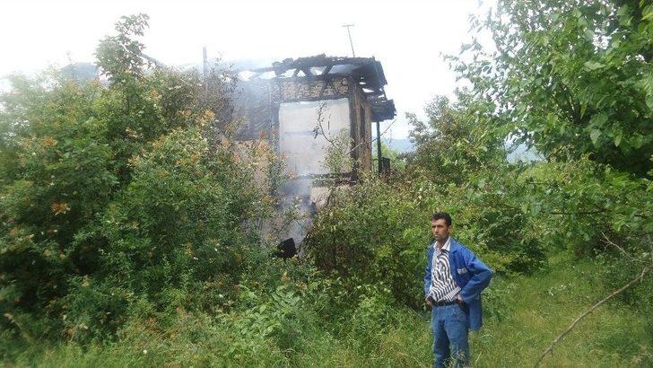 Tosya’da Çıkan Yangın İki Katlı Evi Kül Etti G4