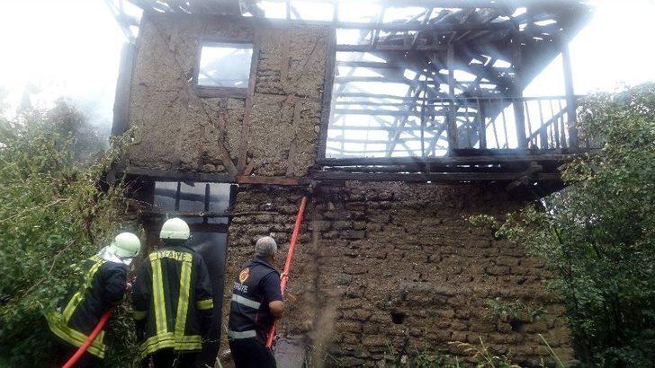 Tosya’da Çıkan Yangın İki Katlı Evi Kül Etti G5