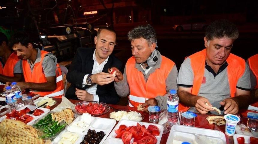 Başkan S&ouml;zl&uuml;, Sahurunu Asfalt İş&ccedil;ileriyle Yaptı