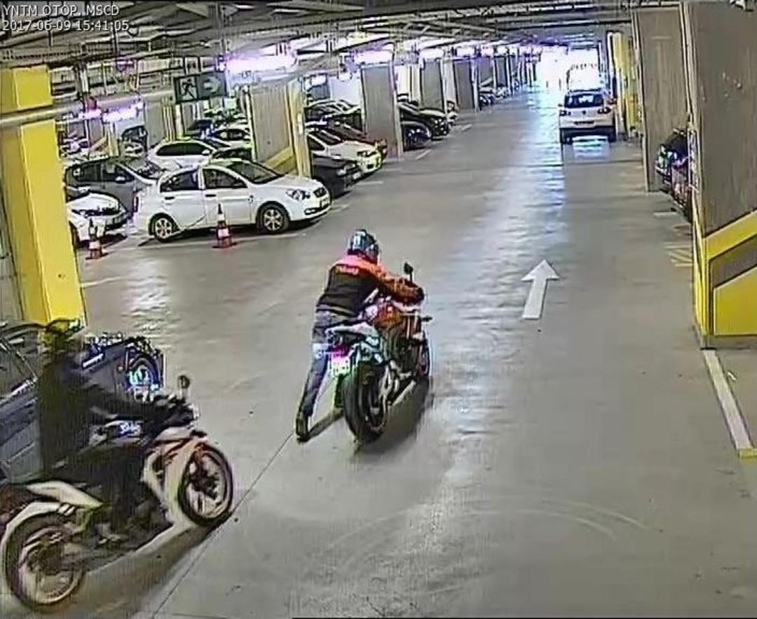 (&ouml;zel Haber)avm Otoparkından 40 Bin Liralık Motosikleti &Ccedil;aldılar
