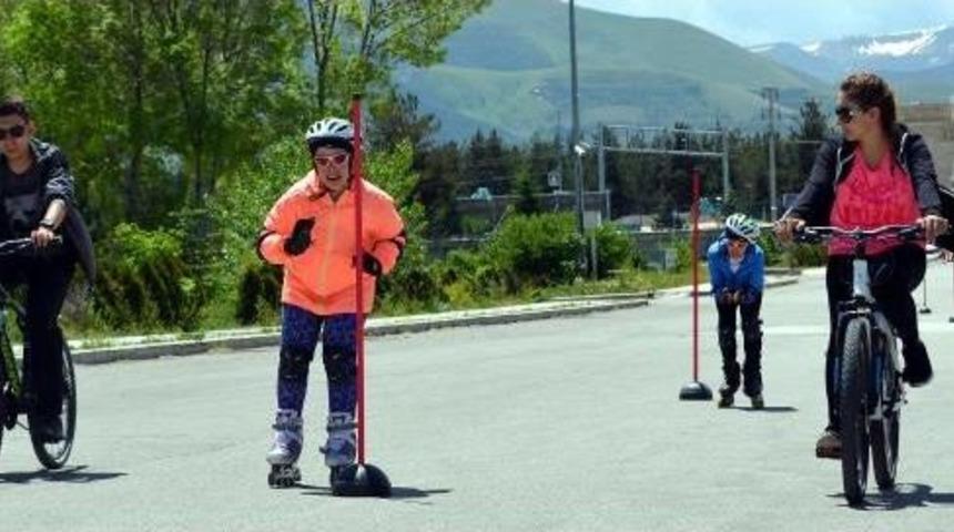 Otistik Ikizler Kayak Şampiyonasına, Tekerlekli Patenle Hazırlanıyor