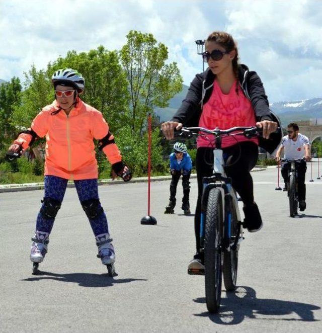 Otistik Ikizler Kayak Şampiyonasına, Tekerlekli Patenle Hazırlanıyor 3