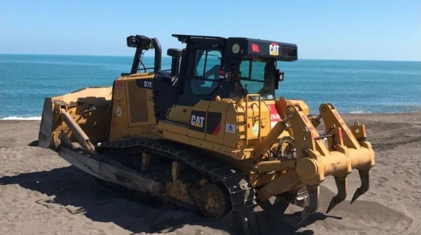 Ak&ccedil;akoca&rsquo;nın Mavi Bayraklı Plajı İş Makinesi İle Temizlendi