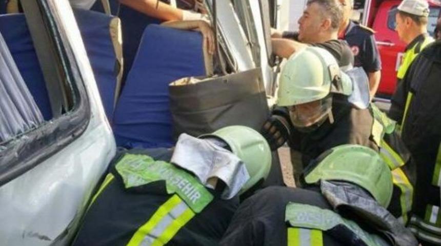 Tır, Iş&ccedil;i Servisi Minib&uuml;s&uuml;ne &Ccedil;arptı: 15 Yaralı