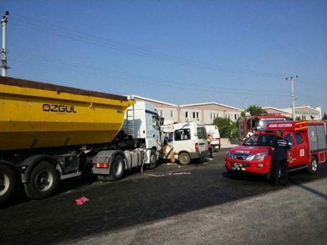 Tır, Iş&ccedil;i Servisi Minib&uuml;s&uuml;ne &Ccedil;arptı: 15 Yaralı 1