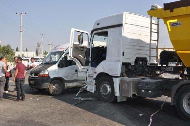 Tır, Iş&ccedil;i Servisi Minib&uuml;s&uuml;ne &Ccedil;arptı: 15 Yaralı 2