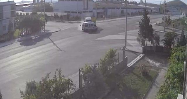 Tır, Iş&ccedil;i Servisi Minib&uuml;s&uuml;ne &Ccedil;arptı: 15 Yaralı 3