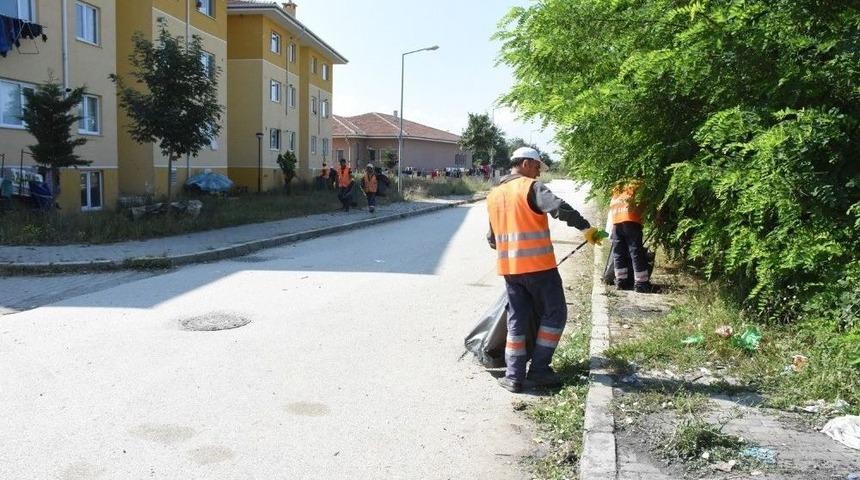 Düzce Belediyesi Çamköy Mahallesini Temizliyor
