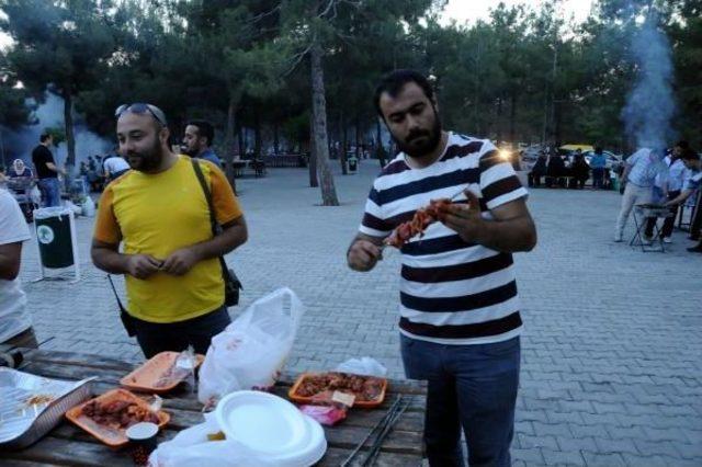 Gaziantepliler Sıcak Havada Açık Alanda Iftar Yapıyor