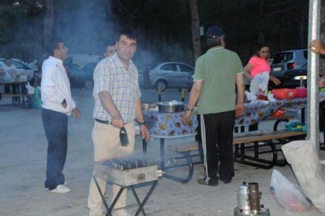 Gaziantepliler Sıcak Havada Açık Alanda Iftar Yapıyor