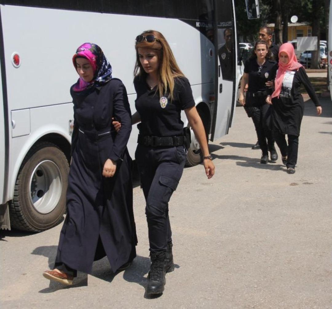 Fet&ouml;&rsquo;den G&ouml;zaltına Alınan 20 &Ouml;ğretmen Adliyeye Sevk Edildi