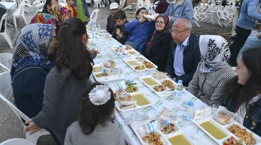 İftar Sofraları Sazova Ve Elmalı&rsquo;da Kuruldu