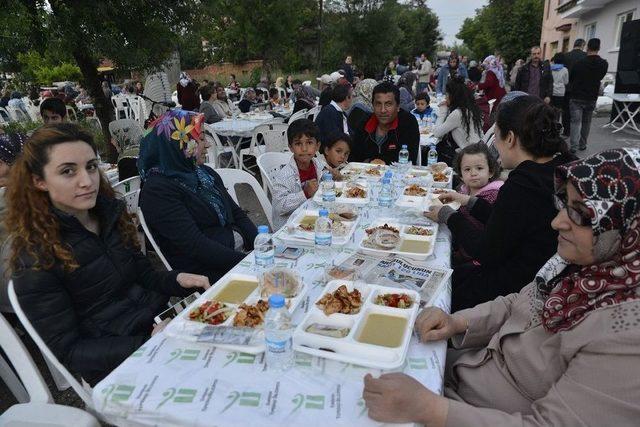 İftar Sofraları Sazova Ve Elmalı&rsquo;da Kuruldu 1