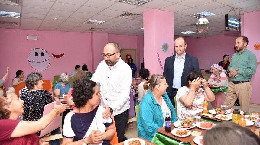 Başkan &Uuml;z&uuml;lmez &Ccedil;ocuklarla İftarda Buluştu