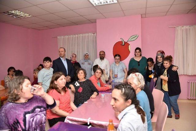 Başkan &Uuml;z&uuml;lmez &Ccedil;ocuklarla İftarda Buluştu 1