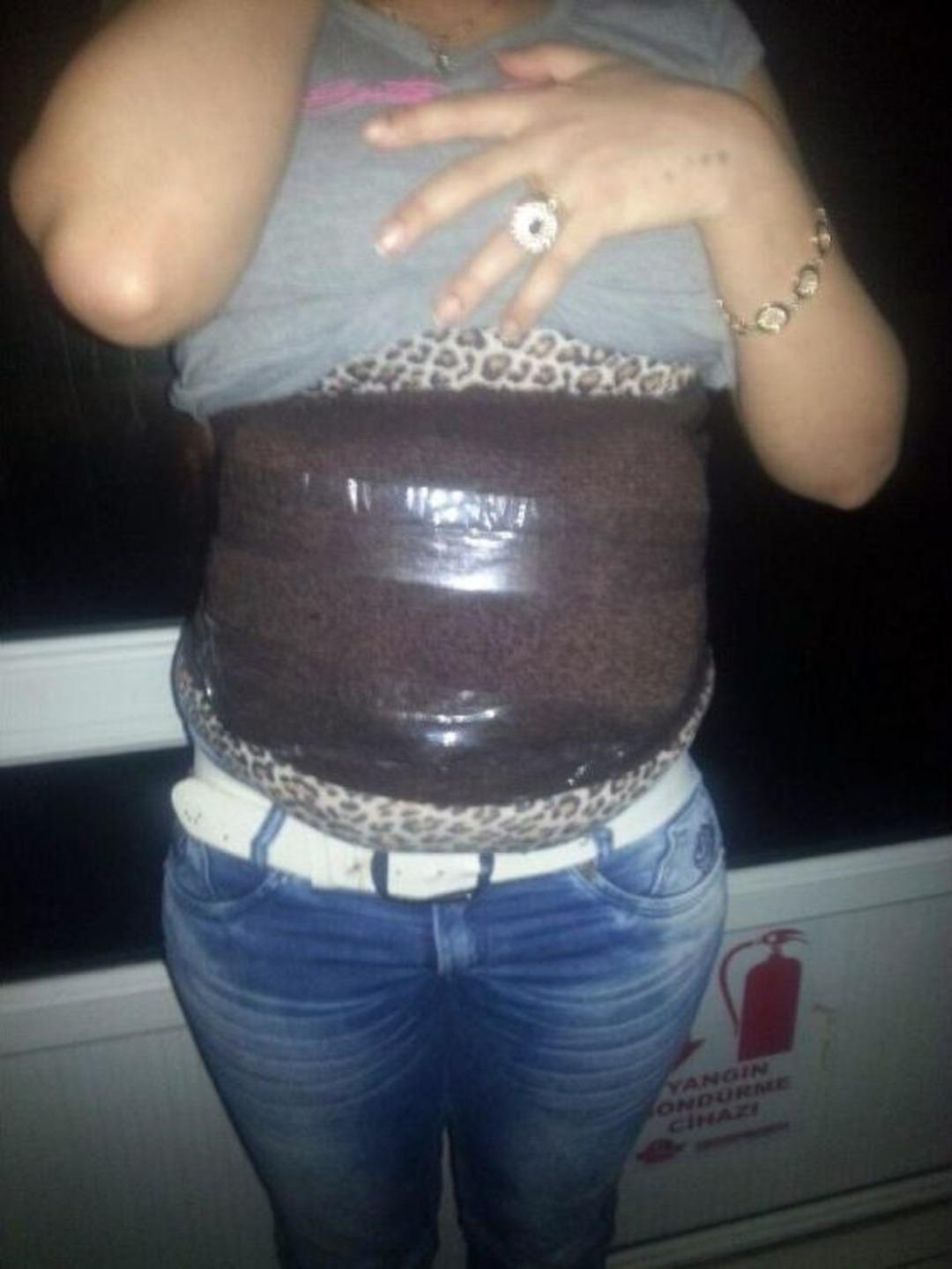 Mont Giyip Kendine Hamile S&uuml;s&uuml; Veren Kadının &Uuml;zerinden Uyuşturucu &Ccedil;ıktı