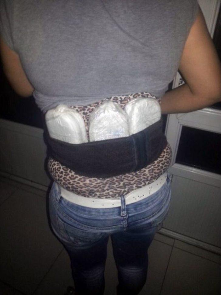 Mont Giyip Kendine Hamile Süsü Veren Kadının Üzerinden Uyuşturucu Çıktı G2