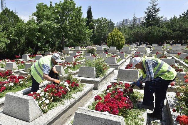 Mezarlıklar Bayram Ziyaretçilerine Hazır