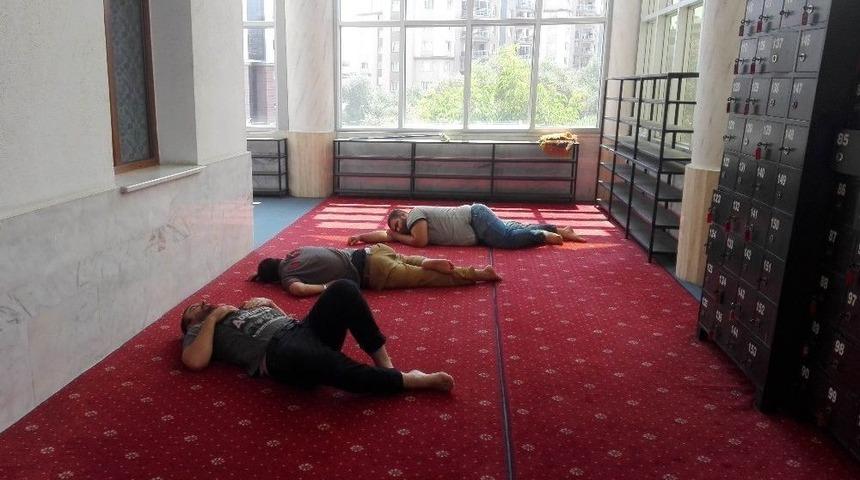 Sıcaklar Bastırınca Vatandaşlar Camide Şekerleme Yapmaya Başladı