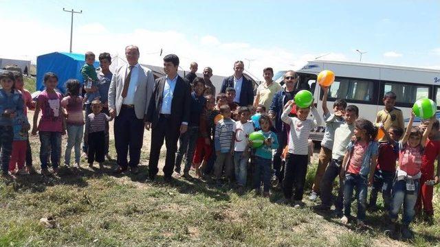 Oyuncaklarını Kardeşleri İle Paylaştılar 1