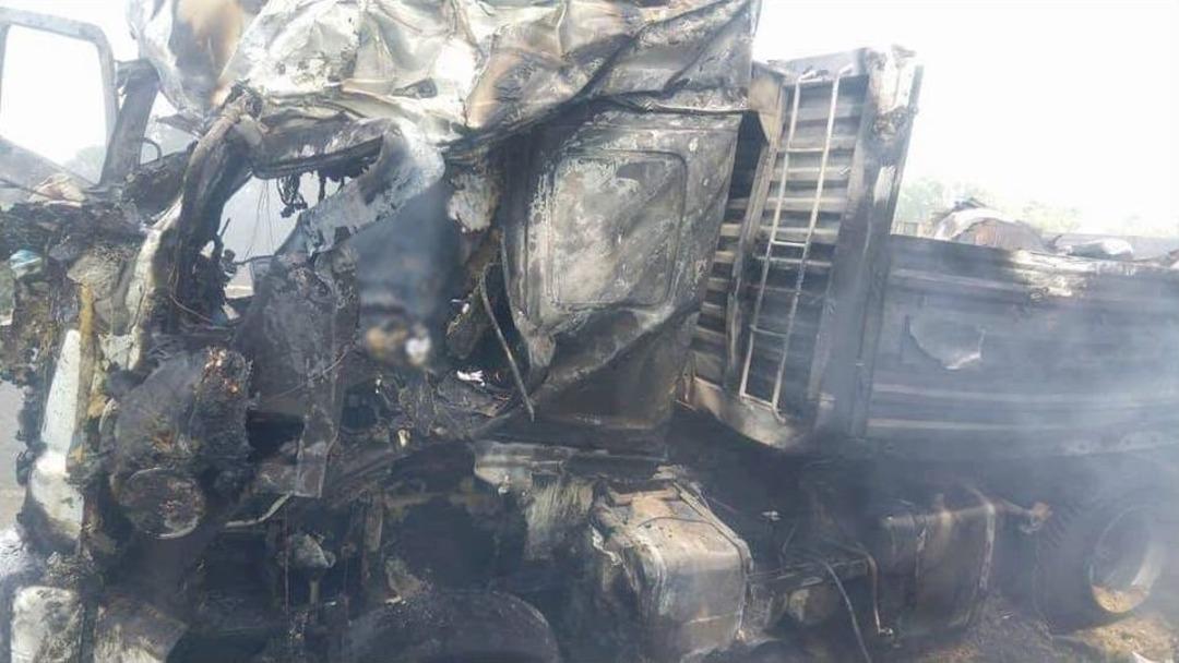 Yanan Tırdan &Ccedil;ıkamayan S&uuml;r&uuml;c&uuml; Hayatını Kaybetti