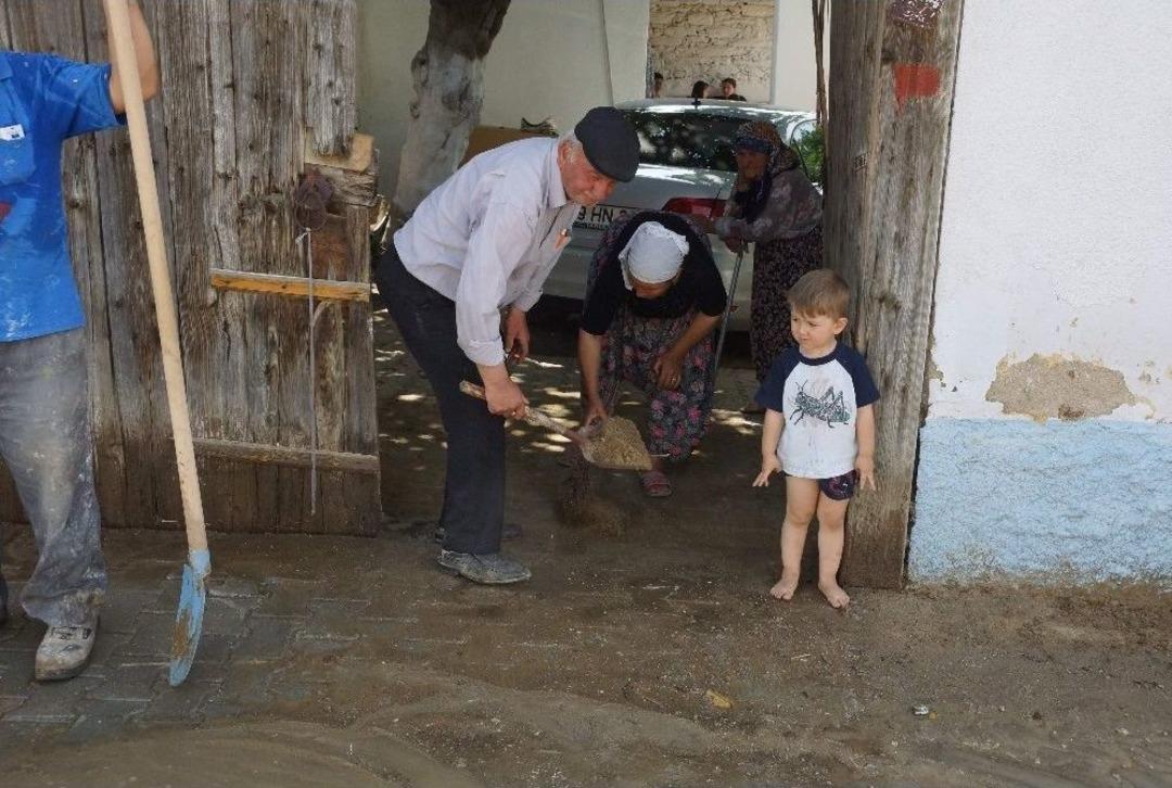 Sel Altında Kalan B&ouml;lgelerde Hummalı &Ccedil;alışma