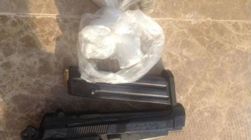 Ş&uuml;phe &Uuml;zerine Durdurulan Ara&ccedil;tan Ruhsatsız Silah &Ccedil;ıktı