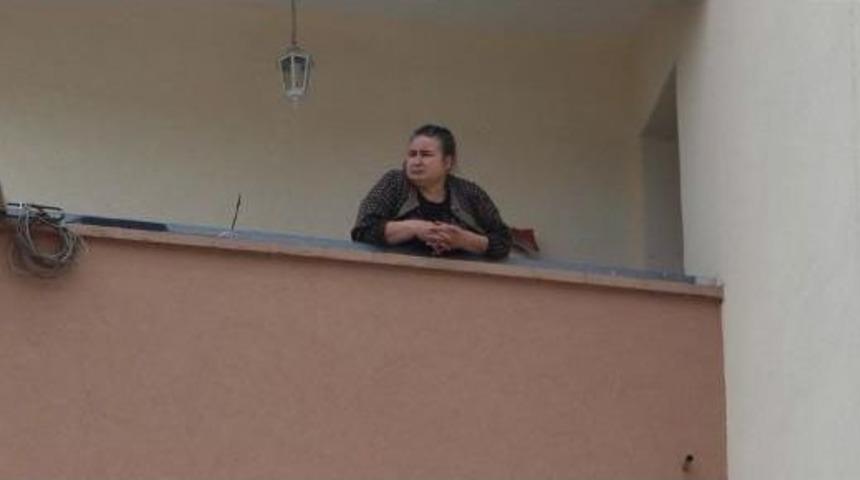 Apartmanda Ateş Eden Kadın I&ccedil;in Polisin Bekleyişi S&uuml;r&uuml;yor