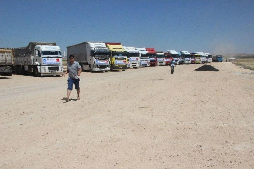 &Ccedil;obanbey&rsquo;de Bulunan T&uuml;rkmenlere 30 Tır Gıda Yardımı