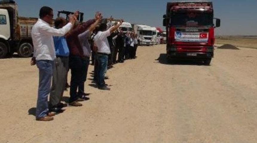 Suriyeli T&uuml;rkmenlere 30 Tır'lık Yardım