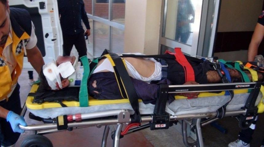 Seyir Halindeki Kamyonetten D&uuml;şen İş&ccedil;i Ağır Yaralandı