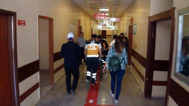 Seyir Halindeki Kamyonetten D&uuml;şen İş&ccedil;i Ağır Yaralandı 1