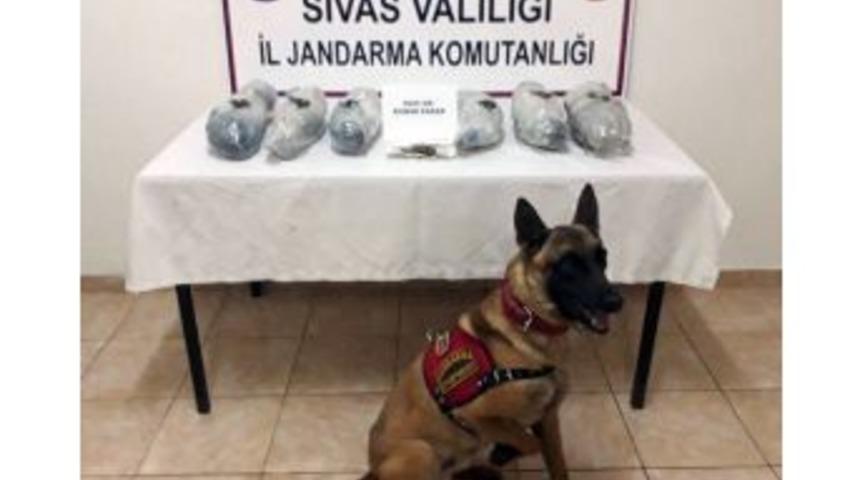 Otomobilin D&ouml;şemesinden Esrar &Ccedil;ıktı