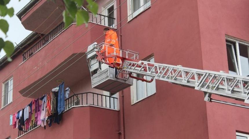 Kapının Anahtarını İ&ccedil;eride Unutan Kadının Yardımına İtfaiye Yetişti