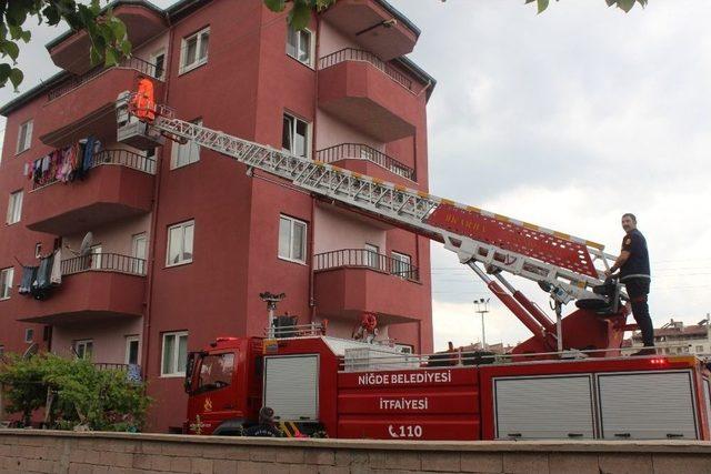 Kapının Anahtarını İçeride Unutan Kadının Yardımına İtfaiye Yetişti 1